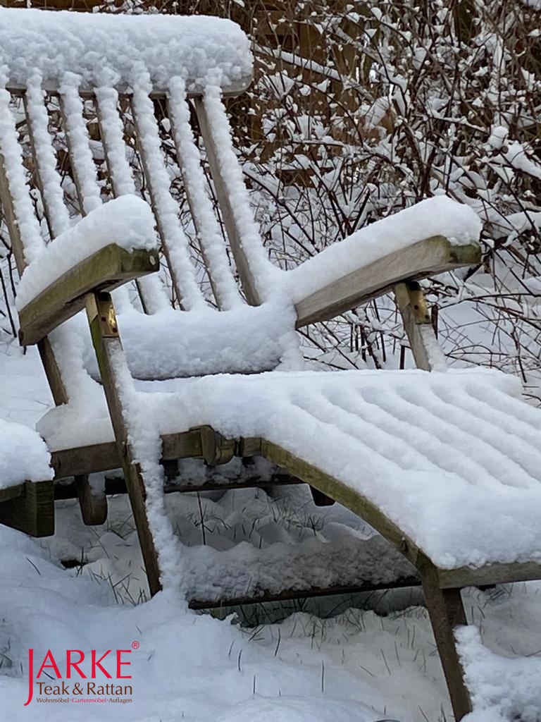 Teak Deckchair im Winter, robust und witterungsbeständig
