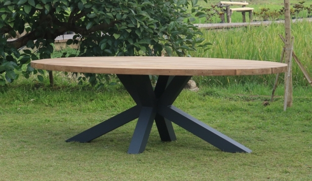 Teak Tisch in Elypsenform