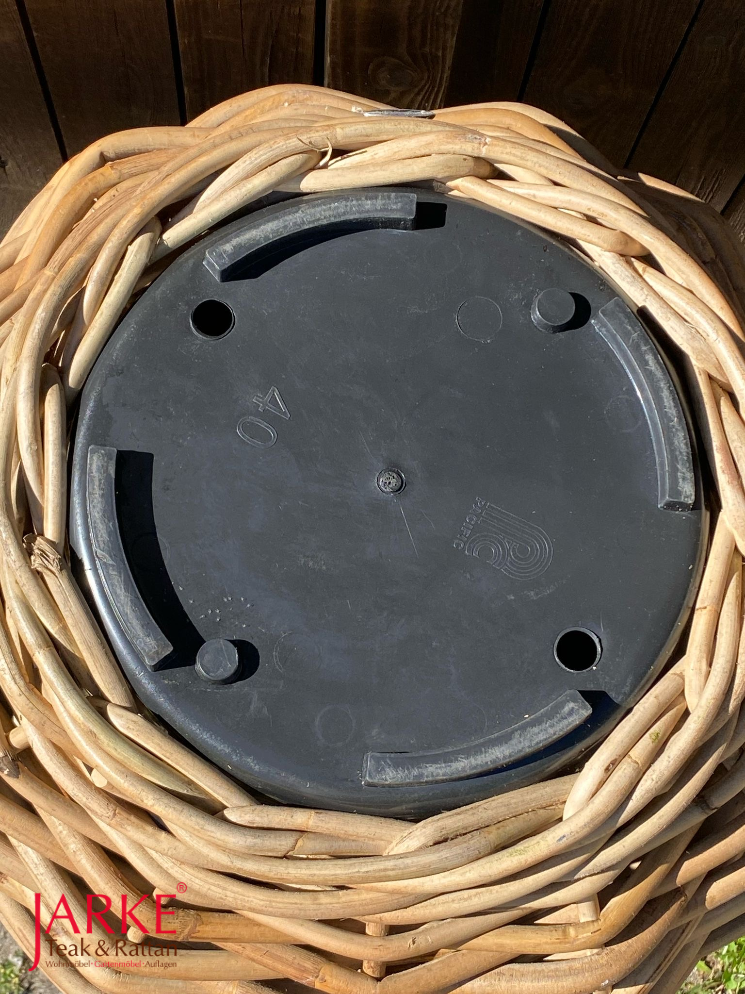 Pflanzkübel aus Kubu, innenliegend mit Plastikpott zur einfachen Bepflanzung, 2 Größen