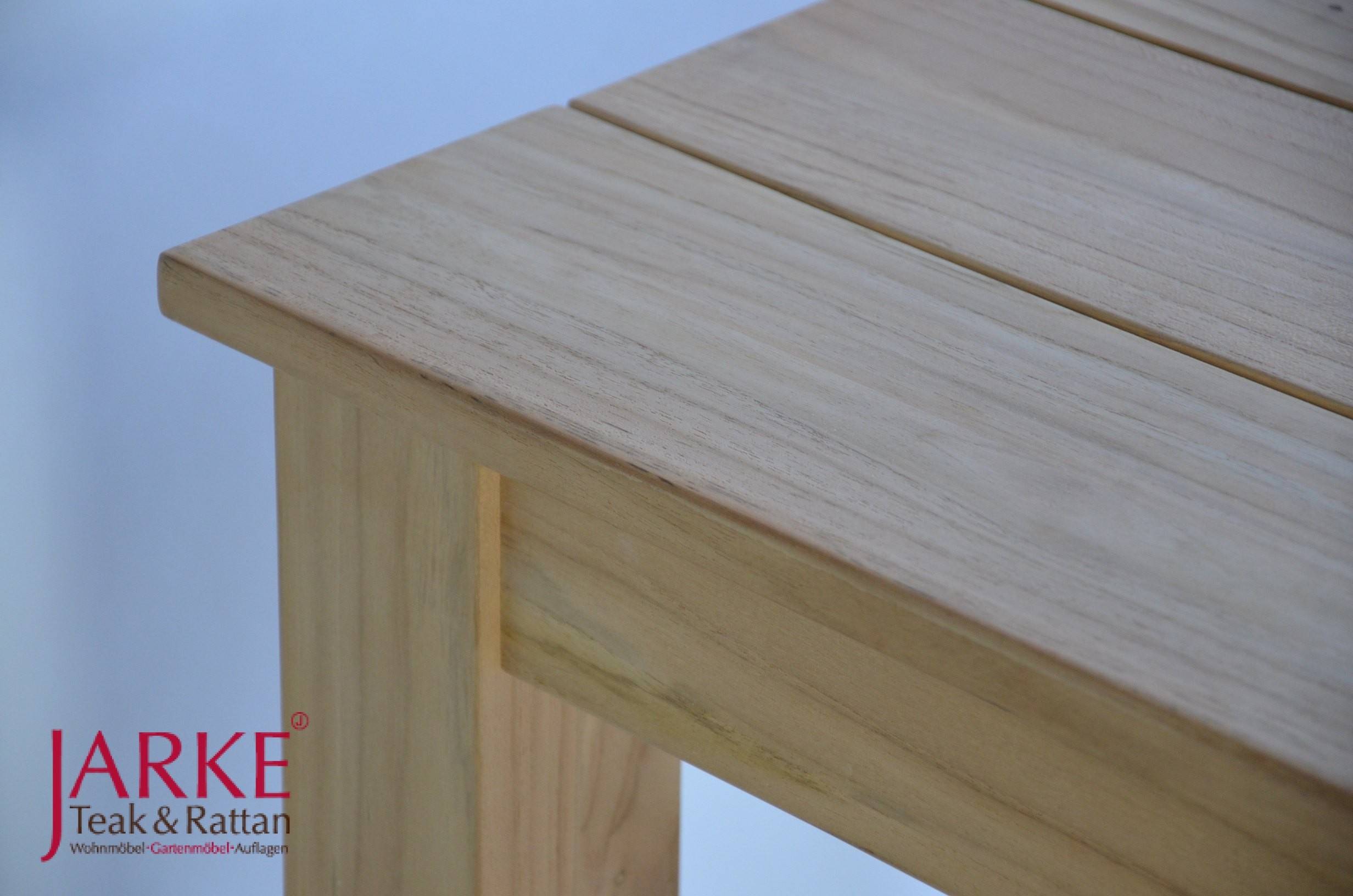 Teak Tisch mit breiter Lattung