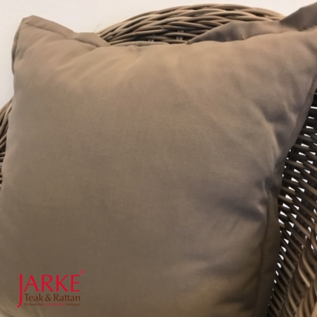 Zierkissen in der Trendfarbe Taupe, umlaufender Volant