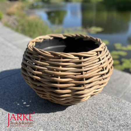 Pflanzkübel aus Kubu in verschiedenen Designs: matt schwarz & natur