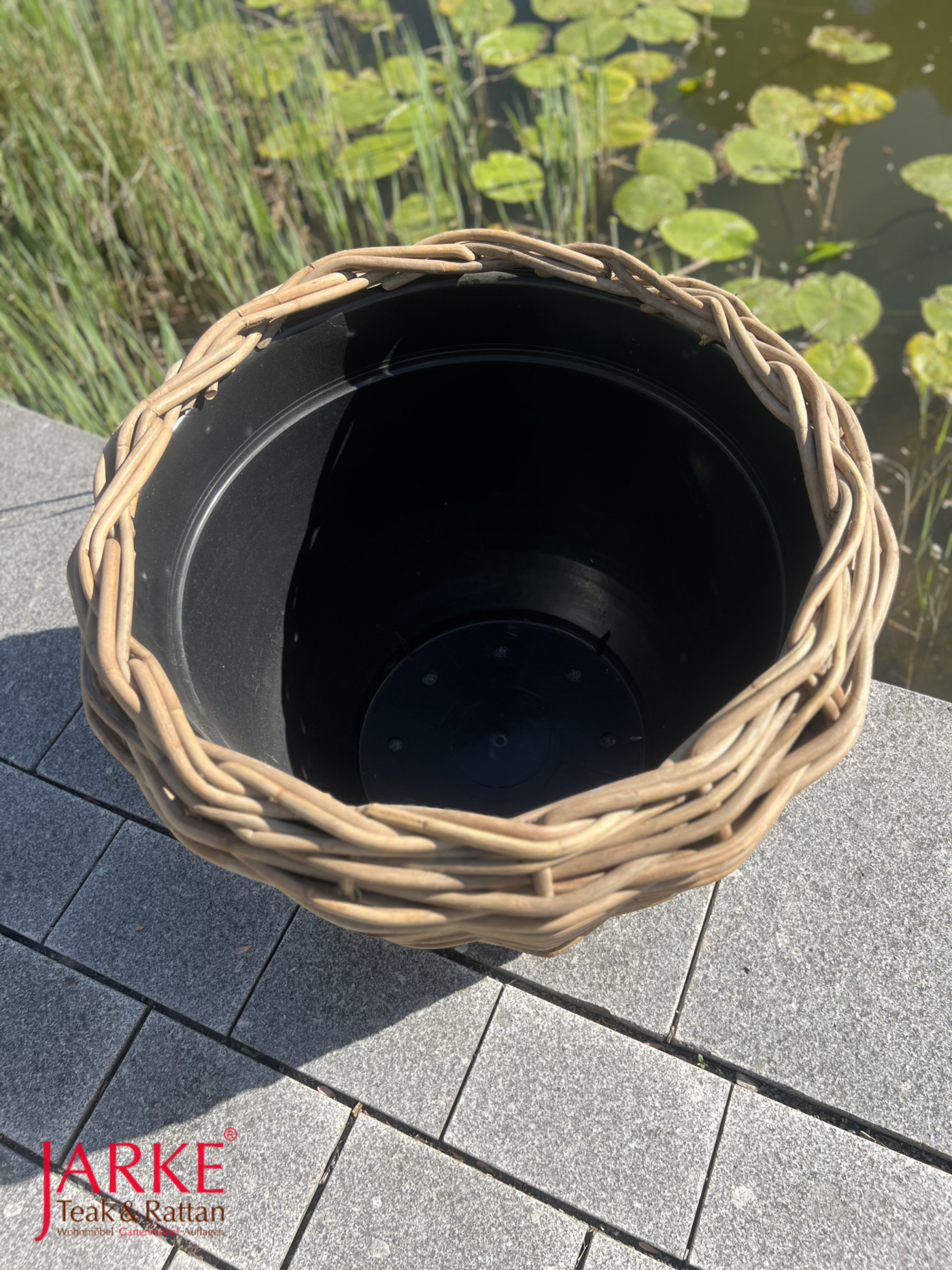 Pflanzkübel aus Kubu, innenliegend mit Plastikpott zur einfachen Bepflanzung, 2 Größen