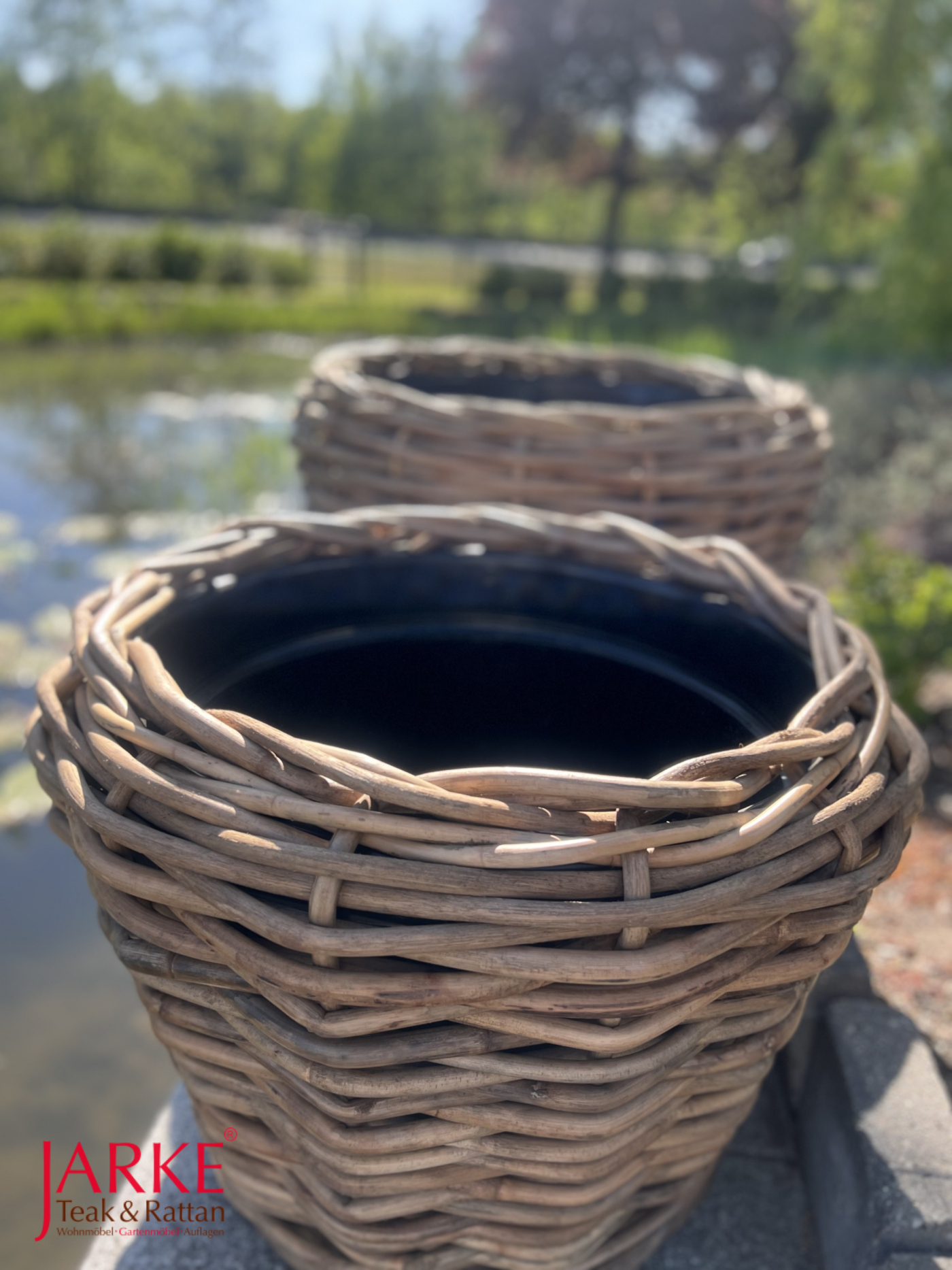 Pflanzkübel aus Kubu, innenliegend mit Plastikpott zur einfachen Bepflanzung, 2 Größen