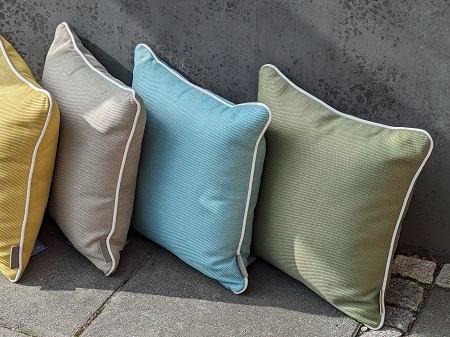 Outdoor Zierkissen aus Olefin in 4 Farben, weißer Keder