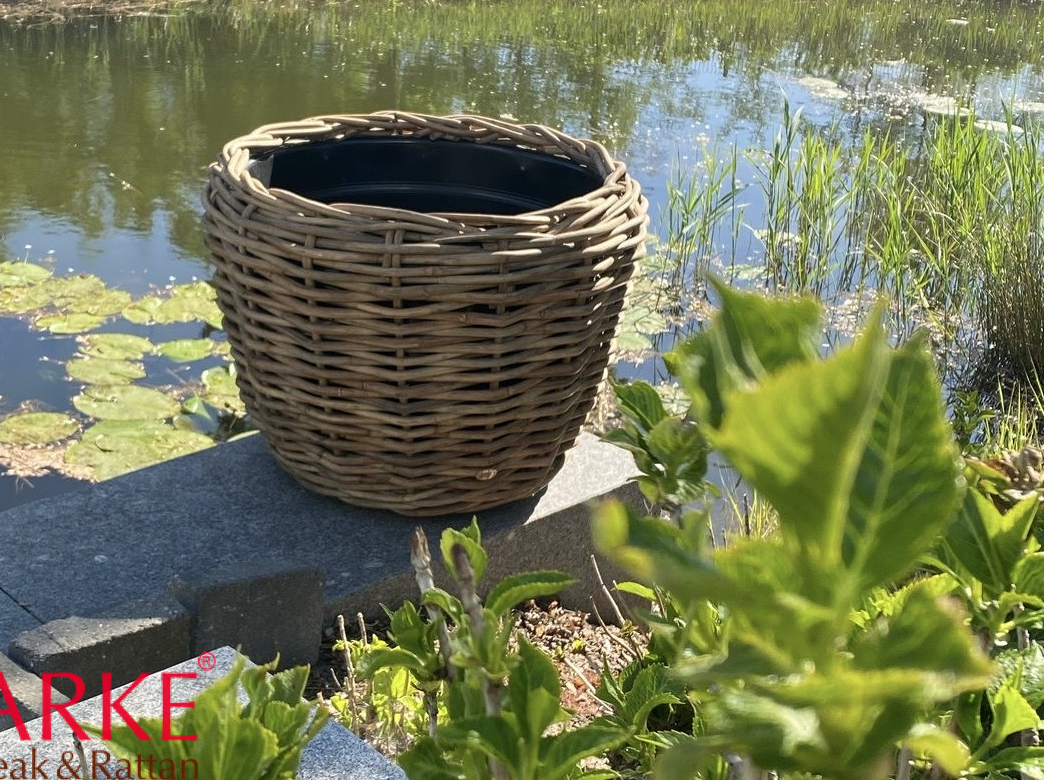 Pflanzkübel aus Kubu, innenliegend mit Plastikpott zur einfachen Bepflanzung, 2 Größen